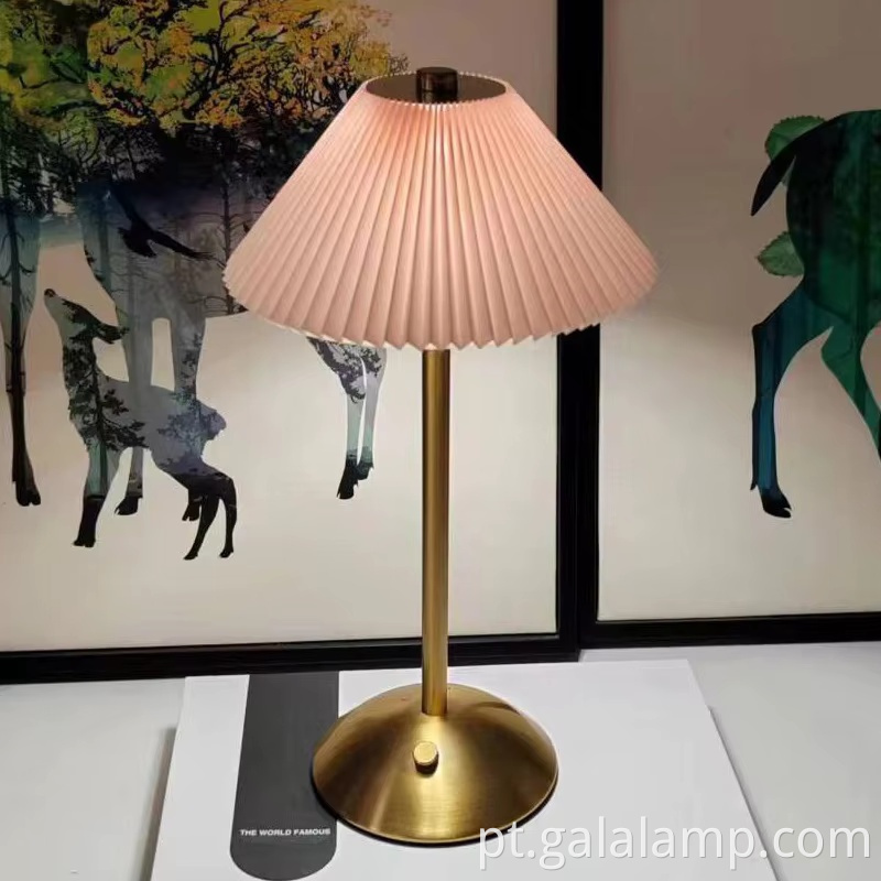 stylish-metal-fabric-usb-table-light-1